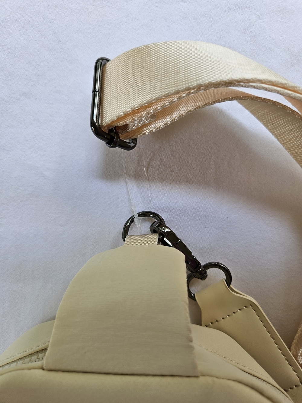Lole Cream Crossbody Unisex Sling Bag NWOT - Picture 2 of 8